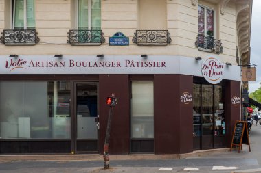 Fransız Ekmek Dükkanı (Boulangerie Patisserie) Paris, Fransa 'da Logo İşaretli Fransız Dükkanı Cephesi 20.5.2021 Fransız Ekmek Dükkanı genellikle Fransız ekmeği satar