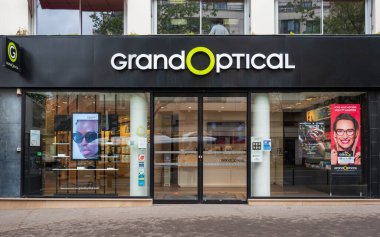 Grand and OptiICAL Mağaza Önü 'ne tam bir bakış açısı. Fleche, Fransa 'da, 20.5.2021 tarihli, gözlüklü ve oftalmoloji ürünleri ile ünlü NOZ markasının Fransız stili butiği.