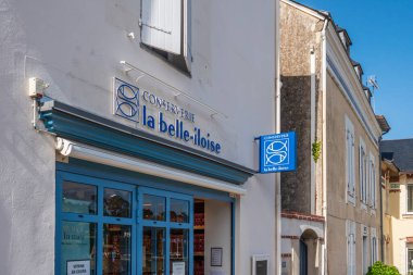 Fleche, Fransa 'da 20.5.2021 NOZ markasıyla ünlü Fransız Dükkanı Cephesi' nde NOZ Logo Görünümü