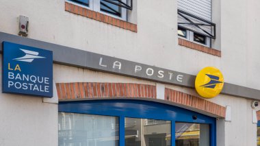 France 20.5.2021 LA POSTE, Fransa 'nın Pornic kentindeki Fransız Market Cephesi' nde Fransız Logosu Manzarası paket teslimat ürünleri ve hizmetleriyle ünlüdür.