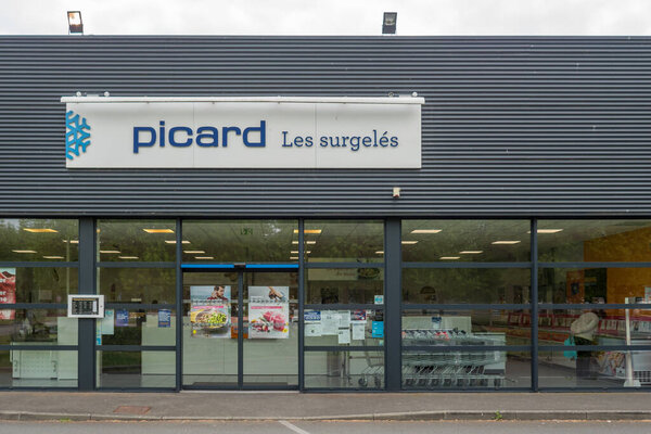 Вид на фасад магазина бренда замороженных продуктов питания PICARD, французский магазин с Озилом и свободным местом для копирования во Флеше, Франция 20.5.2021 замороженные продукты питания PICARD - известный бренд замороженных продуктов питания