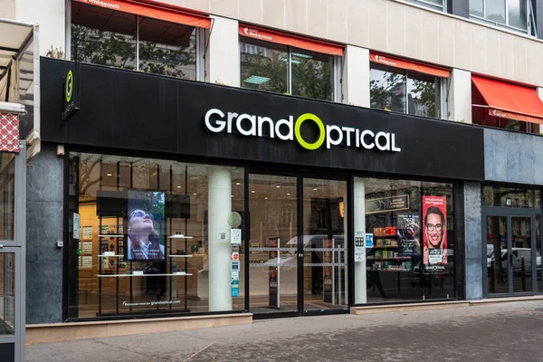 Fransa 'nın Fleche şehrinde markalaştırılmış Fransız Market Cephesi' nin önündeki GRAND OPTICAL gözlükçüsü Markası logosu Fransa 'da göz bakımı ve gözlüklerle ünlüdür.