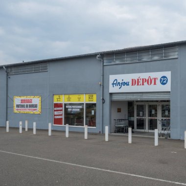 ANJOU DEPOT 'un Fransa Fleche, 20.5.2021 ANJOU DEPOT markası ile Fransız Market Cephesi' ndeki yan görünümü indirimli ürünlerin satışlarıyla ünlüdür.