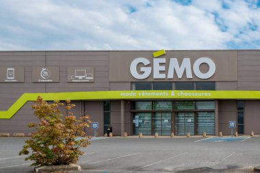 GEMO markasının Kapalı Mağaza cephesi, Logolu Fransız Dükkanı ve Fleche, Fransa 'da bedava fotokopi alanı 20.5.2021 GEMO, giyim, ayakkabı ve gençlik aksesuarlarıyla ünlü bir markadır.