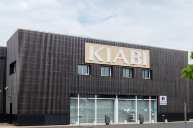 Fransa 'nın Fleche şehrinde bulunan Fransız Dükkanı Cephesi Cephesi' nde KIABI Logo Görünümü, çocuk ve yetişkinler için giysi ve moda aksesuarlarıyla ünlü bir markadır.