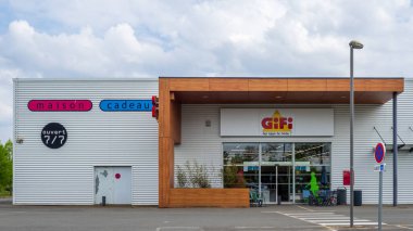 Fransa 'nın Fleche şehrinde, Fleche' de marka tabelası bulunan GIFI Markası 'nın Logo Manzarası ev ürünleri, hediyeler ve ev aletleri ile ünlüdür.