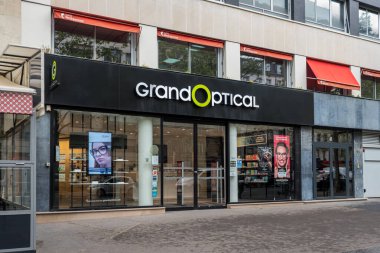 GRAND OPTICAL markası, Logolu Fransız Dükkanı ve Fransa 20.5.2021 GRAND OPTICAL 'da ücretsiz fotokopi alanı Fransa' da göz bakımı ve gözlüklerle ünlü bir markadır.