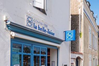 Fleche, Fransa 'da 20.5.2021 NOZ markası ile Fransız Market Cephesi' nin önündeki NOZ Markası Logosu Manzarası