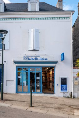 NOZ Mağaza Önü 'nün tam görüntüsü. Fleche, Fransa 'da NoZ markasının Fransız stili butiği Fleche, Fransa 20.5.2021 NOZ ürünleri ile ünlüdür.