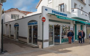 NOZ markası, Logolu Fransız Dükkanı ve Pornic, Fransa 20.5.2021 POISSONNERIE 'de bedava fotokopi alanı, deniz ürünleri, balık ve deniz ürünleri ile ünlü bir markadır.