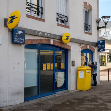 LA POSTE markasının mağaza cephesi, Logolu Fransız Dükkanı ve Pornic, Fransa 'da bedava fotokopi alanı 20.5.2021 LA POSTE, paket teslimat ürünleri ve hizmetleriyle ünlü bir markadır.