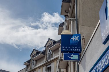 Fransız Bankası Popüler Logosu, Fransa 'nın Pornic kentindeki Fransız Market Cephesi 20.5.2021 Fransız Bankası Popülasyonu, Fransa' daki bankacılık yatırımlarıyla ünlü bir markadır.