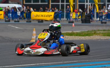 Prejmer, Brasov, Romanya - 3 Mayıs: 3 Mayıs 2015 Prejmer, Romanya'da üzerinde ulusal Karting Şampiyonası Dunlop 2015 yılında rekabet bilinmeyen pilotlar