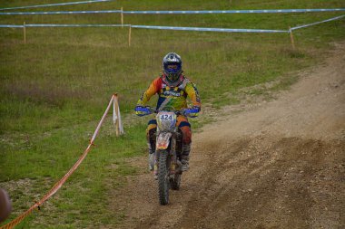 Sibiu, Romanya - 18 Temmuz: Red Bull Romaniacs Hard Enduro Rally bir copetitor Ktm Motosiklet ile. Dünyanın en zor enduro Rallisi. 18 Temmuz 2015 Sibiu, Romanya.