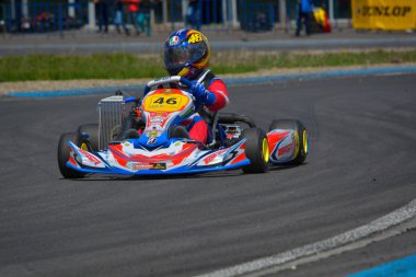 PREJMER, BRASOV, ROMANIA - 3 MAYIS: Ulusal Karting Şampiyonası Dunlop 2015 'te 3 Mayıs 2015' te Romanya 'nın Prejmer kentinde yarışan bilinmeyen pilotlar