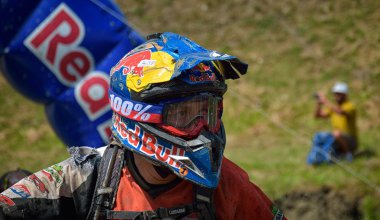 Sibiu, Romanya - 16 Temmuz: Bilinmeyen Red Bull Romaniacs zor Enduro Rallisi içinde Ktm 300 Motosiklet ile rekabet. Dünyanın en zor enduro Rallisi.