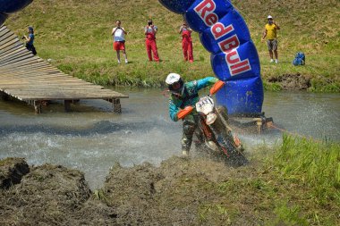 Sibiu, Romanya - 18 Temmuz: Red Bull Romaniacs Hard Enduro Rally bir copetitor Ktm Motosiklet ile. Dünyanın en zor enduro Rallisi. 18 Temmuz 2015 Sibiu, Romanya.
