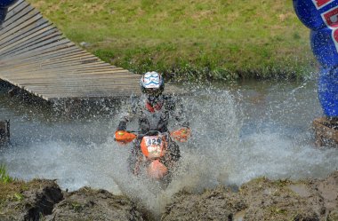 Sibiu, Romanya - 18 Temmuz: Bilinmeyen Red Bull Romaniacs zor Enduro Rallisi içinde Ktm 300 Motosiklet ile rekabet. Dünyanın en zor enduro Rallisi.