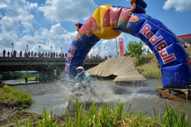 Sibiu, Romanya - 16 Temmuz: Bilinmeyen Red Bull Romaniacs zor Enduro Rallisi içinde Ktm 300 Motosiklet ile rekabet. Dünyanın en zor enduro Rallisi.