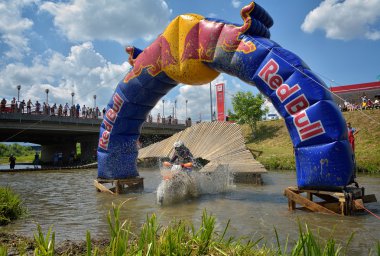 Sibiu, Romanya - 16 Temmuz: Bilinmeyen Red Bull Romaniacs zor Enduro Rallisi içinde Ktm 300 Motosiklet ile rekabet. Dünyanın en zor enduro Rallisi.