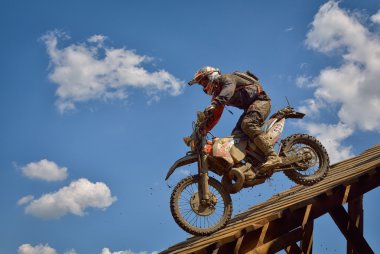 Sibiu, Romanya - 16 Temmuz: Bilinmeyen Red Bull Romaniacs zor Enduro Rallisi içinde Ktm 300 Motosiklet ile rekabet. Dünyanın en zor enduro Rallisi.
