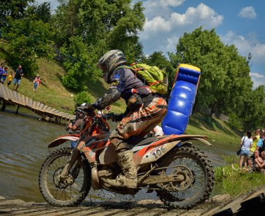 Sibiu, Romanya - 16 Temmuz: Bilinmeyen Red Bull Romaniacs zor Enduro Rallisi içinde Ktm 300 Motosiklet ile rekabet. Dünyanın en zor enduro Rallisi.