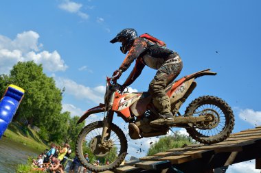 Sibiu, Romanya - 18 Temmuz: David Cyprian Red Bull Romaniacs Hard Enduro Rallisi'nde Ktm 250exc2015 motosikletiyle yarışıyor. Dünyanın en zor enduro rallisi.