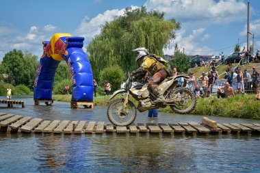 Sibiu, Romanya - 18 Temmuz: Bilinmeyen Red Bull Romaniacs zor Enduro Rallisi içinde Ktm 300 Motosiklet ile rekabet. Dünyanın en zor enduro Rallisi.