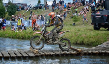 Sibiu, Romanya - 18 Temmuz: Bilinmeyen Red Bull Romaniacs zor Enduro Rallisi içinde Ktm 300 Motosiklet ile rekabet. Dünyanın en zor enduro Rallisi.