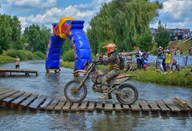 Sibiu, Romanya - 18 Temmuz: Bilinmeyen Red Bull Romaniacs zor Enduro Rallisi içinde Ktm 300 Motosiklet ile rekabet. Dünyanın en zor enduro Rallisi.