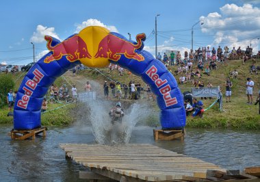 Sibiu, Romanya - 18 Temmuz: Bilinmeyen Red Bull Romaniacs zor Enduro Rallisi içinde Ktm 300 Motosiklet ile rekabet. Dünyanın en zor enduro Rallisi.