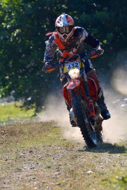 Sibiu, Romanya - 18 Temmuz: Bilinmeyen Red Bull Romaniacs zor Enduro Rallisi içinde Ktm 300 Motosiklet ile rekabet. Dünyanın en zor enduro Rallisi.