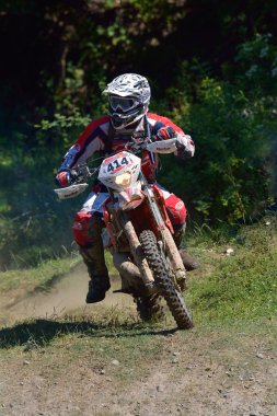 Sibiu, Romanya - 18 Temmuz: Bilinmeyen Red Bull Romaniacs zor Enduro Rallisi içinde Ktm 300 Motosiklet ile rekabet. Dünyanın en zor enduro Rallisi.