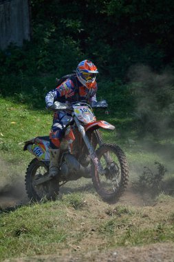 Sibiu, Romanya - 18 Temmuz: Bilinmeyen Red Bull Romaniacs zor Enduro Rallisi içinde Ktm 300 Motosiklet ile rekabet. Dünyanın en zor enduro Rallisi.