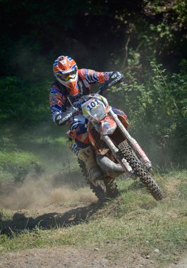 Sibiu, Romanya - 18 Temmuz: Bilinmeyen Red Bull Romaniacs zor Enduro Rallisi içinde Ktm 300 Motosiklet ile rekabet. Dünyanın en zor enduro Rallisi.