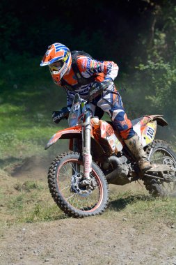 Sibiu, Romanya - 18 Temmuz: Bilinmeyen Red Bull Romaniacs zor Enduro Rallisi içinde Ktm 300 Motosiklet ile rekabet. Dünyanın en zor enduro Rallisi.