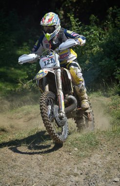 Sibiu, Romanya - 18 Temmuz: Bilinmeyen Red Bull Romaniacs zor Enduro Rallisi içinde Ktm 300 Motosiklet ile rekabet. Dünyanın en zor enduro Rallisi.