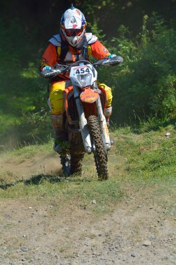 Sibiu, Romanya - 18 Temmuz: Bilinmeyen Red Bull Romaniacs zor Enduro Rallisi içinde Ktm 300 Motosiklet ile rekabet. Dünyanın en zor enduro Rallisi.