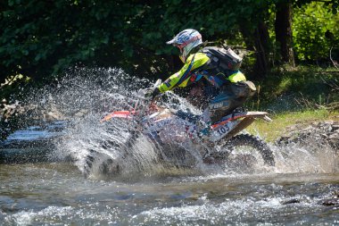Sibiu, Romanya - 18 Temmuz: Bilinmeyen Red Bull Romaniacs zor Enduro Rallisi içinde Ktm 300 Motosiklet ile rekabet. Dünyanın en zor enduro Rallisi.