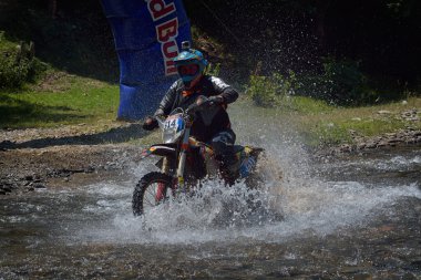 Sibiu, Romanya - 18 Temmuz: Bilinmeyen Red Bull Romaniacs zor Enduro Rallisi içinde Ktm 300 Motosiklet ile rekabet. Dünyanın en zor enduro Rallisi.