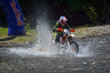 Sibiu, Romanya - 18 Temmuz: Bilinmeyen Red Bull Romaniacs zor Enduro Rallisi içinde Ktm 300 Motosiklet ile rekabet. Dünyanın en zor enduro Rallisi.