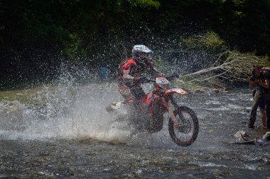 Sibiu, Romanya - 18 Temmuz: Bilinmeyen Red Bull Romaniacs zor Enduro Rallisi içinde Ktm 300 Motosiklet ile rekabet. Dünyanın en zor enduro Rallisi.