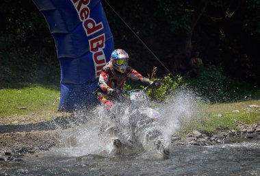 Sibiu, Romanya - 16 Temmuz: Bilinmeyen Red Bull Romaniacs zor Enduro Rallisi içinde Ktm 300 Motosiklet ile rekabet. Dünyanın en zor enduro Rallisi.