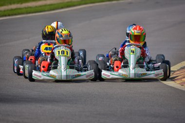 Prejmer, Brasov, Romanya - 3 Mayıs: 3 Mayıs 2015 Prejmer, Romanya'da üzerinde ulusal Karting Şampiyonası Dunlop 2015 yılında rekabet bilinmeyen pilotlar