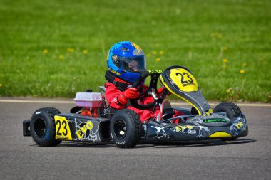 Prejmer, Brasov, Romanya - 3 Mayıs: 3 Mayıs 2015 Prejmer, Romanya'da üzerinde ulusal Karting Şampiyonası Dunlop 2015 yılında rekabet bilinmeyen pilotlar