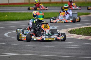 Prejmer, Brasov, Romanya - 3 Mayıs: 3 Mayıs 2015 Prejmer, Romanya'da üzerinde ulusal Karting Şampiyonası Dunlop 2015 yılında rekabet bilinmeyen pilotlar