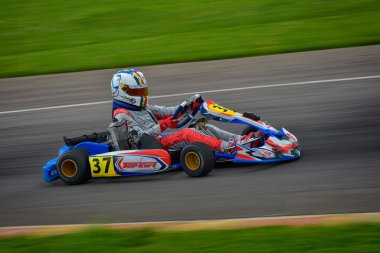 Prejmer, Brasov, Romanya - 3 Mayıs: 3 Mayıs 2015 Prejmer, Romanya'da üzerinde ulusal Karting Şampiyonası Dunlop 2015 yılında rekabet bilinmeyen pilotlar