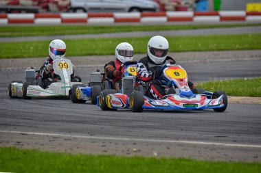 Prejmer, Brasov, Romanya - 3 Mayıs: 3 Mayıs 2015 Prejmer, Romanya'da üzerinde ulusal Karting Şampiyonası Dunlop 2015 yılında rekabet bilinmeyen pilotlar