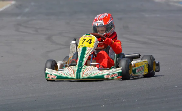 PREJMER, BRASOV, ROMÉNIA - MAIO 3: Pilotos desconhecidos competindo no Campeonato Nacional de Karting Dunlop 2015, em 3 de maio de 2015 em Prejmer, Romênia — Fotografia de Stock