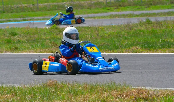 PREJMER, BRASOV, ROMANIA - 3 MAGGIO: Piloti sconosciuti in gara nel Campionato Nazionale Karting Dunlop 2015, il 3 maggio 2015 a Prejmer, Romania — Foto Stock